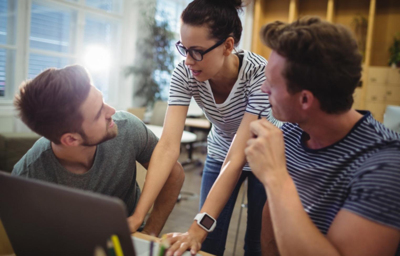 Equipo de trabajo colaborando en análisis de informes financieros