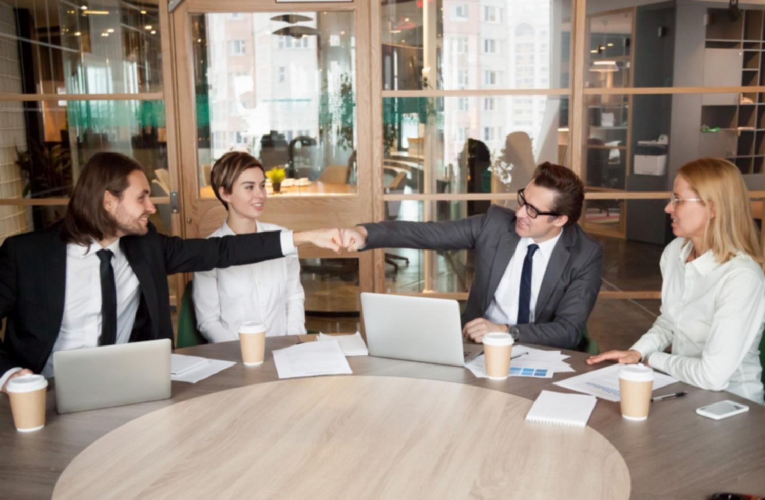 Profesionales en sesión de formación financiera