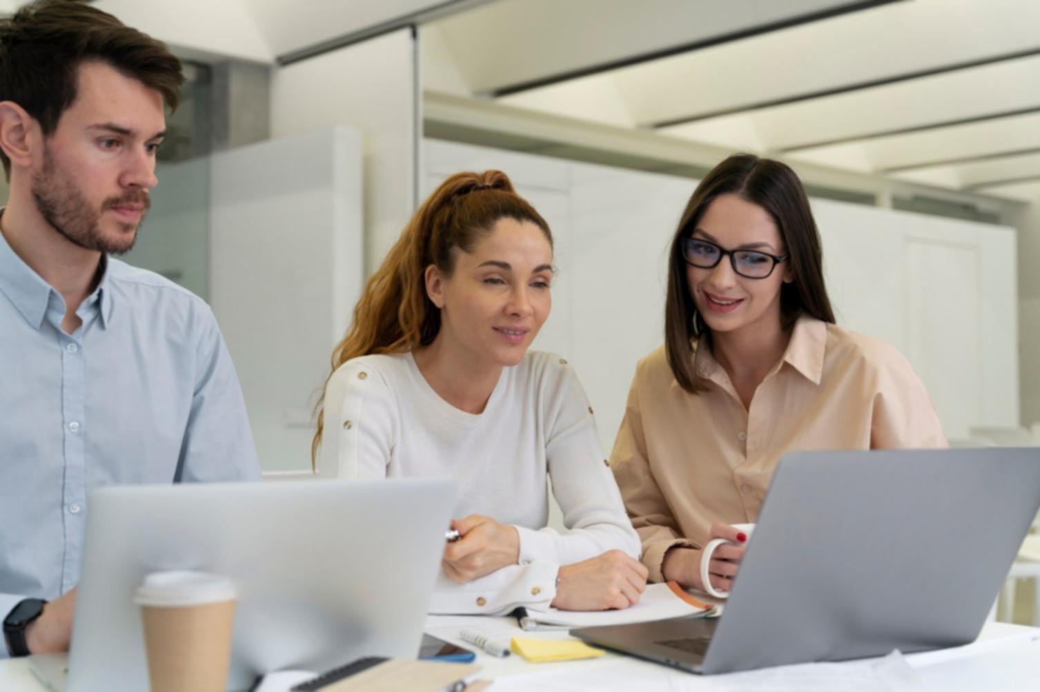 Profesionales trabajando en sesión de comunicación financiera