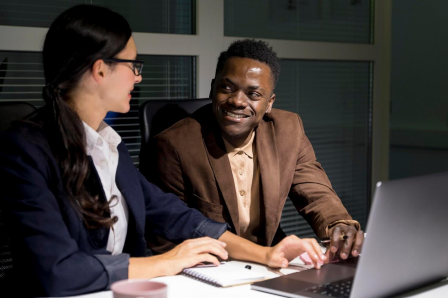 Profesionales analizando estrategias de comunicación financiera en una oficina moderna