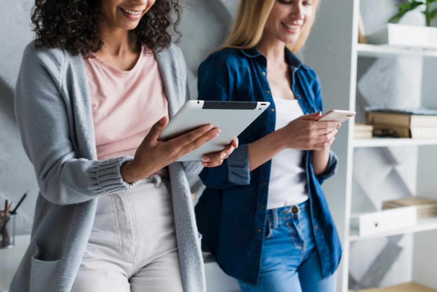 Sesión de trabajo grupal en programa de comunicación